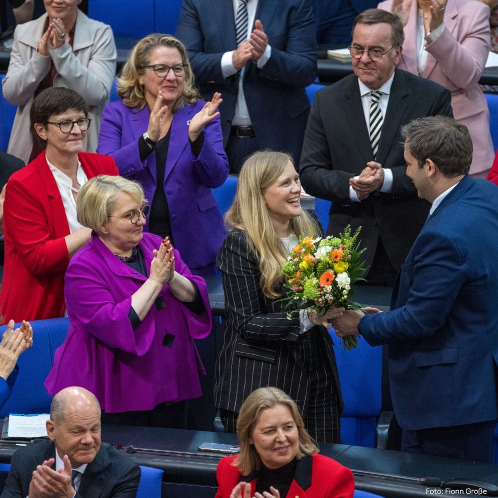 Josephine Ortleb wird von SPD-Bundestagsfraktion beglückwünscht. Bild: Fionn Große