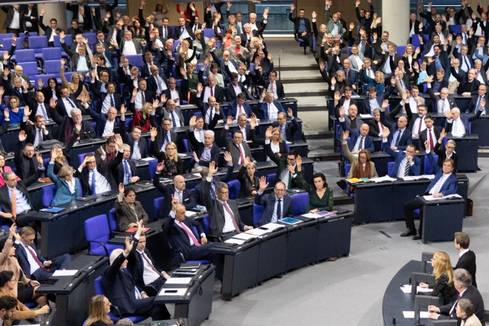 Fraktionen von Union, FDP und AfD heben die Hand