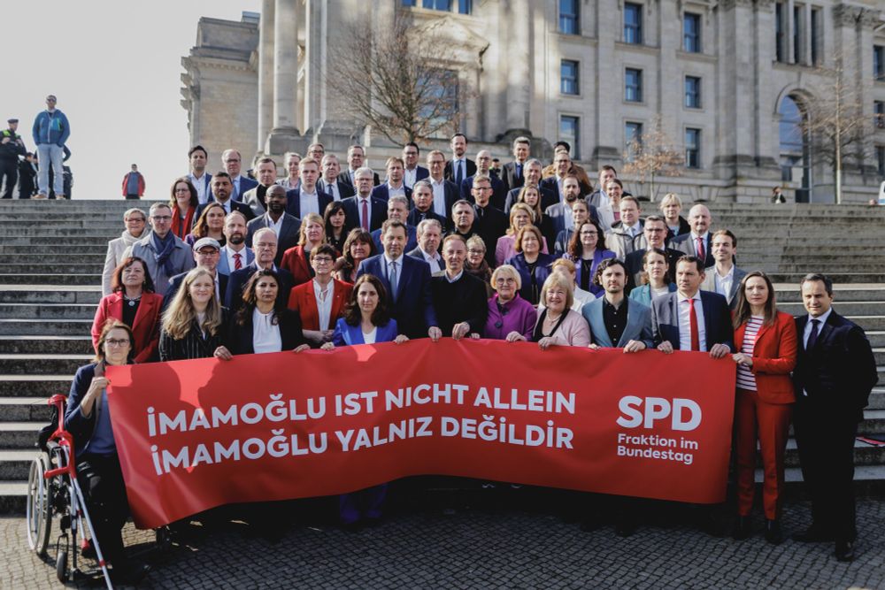 Gruppenfoto der SPD-Abgeordneten mit einem Banner: Imamoglu ist nicht allein!