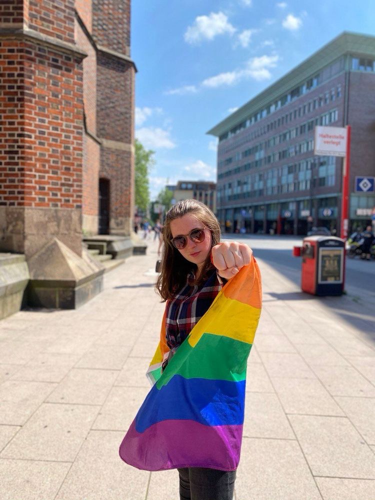 Milla in einer Regenbogenfahne eingehüllt in Hamburg