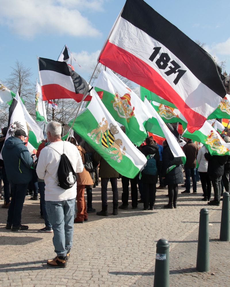 Mehrere Reichsflaggen sowie Flaggen der "Freien Sachsen".