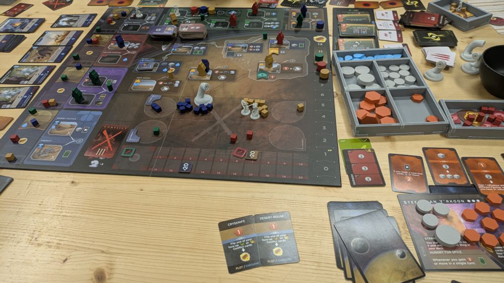 Dune Uprising mit Bloodlines -Erweiterung am Spielende. Blau gewinnt deutlich (13:10:9:8)