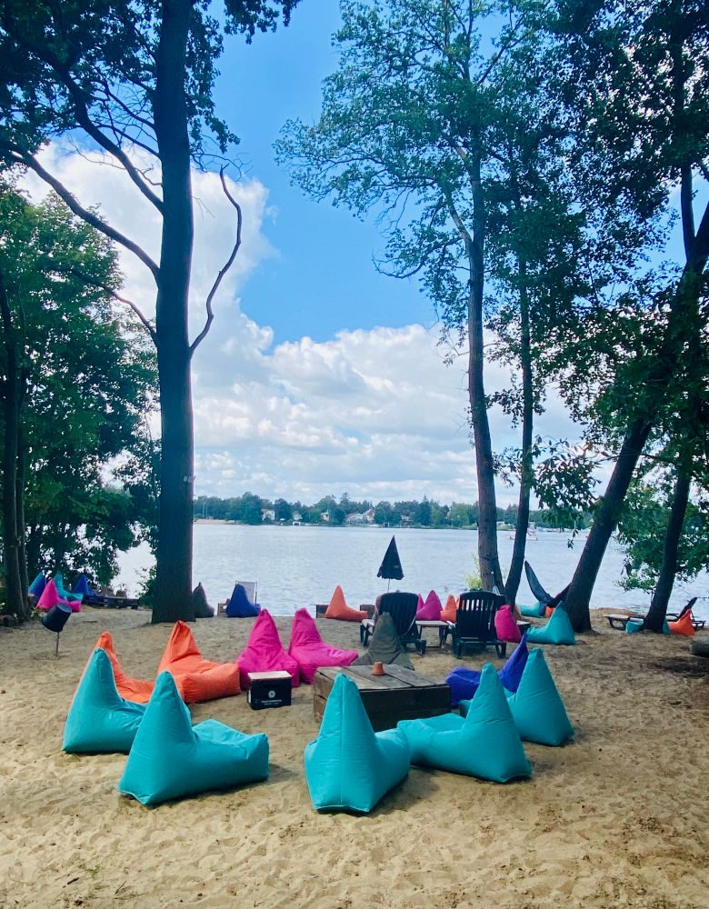 Bunte Liegesessel direkt am See