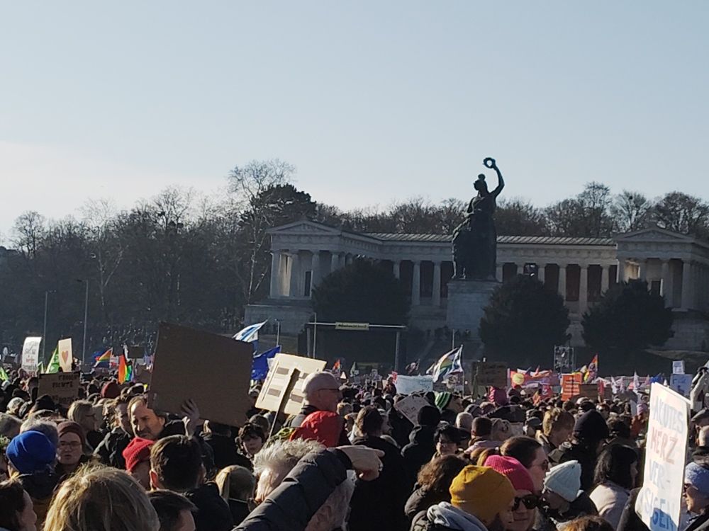 Blick über die Demo Richtung Bavaria