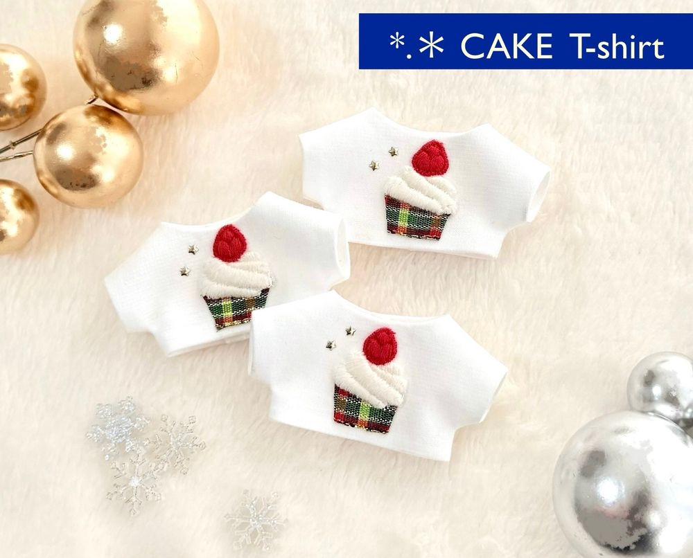 いちごと生クリームが乗ったカップケーキ柄のTシャツ。ボディのカラーは白。
画像右上には「CAKE T-shirt」と文字が入っている。