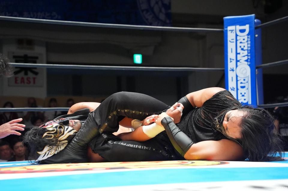 DOUKI with the Italian Stretch No.32 locked in on El Desperado who is fully unconscious during last night's NJPW Road to KING OF PRO-WRESTLING show in Korakuen Hall. DOUKI won back the IWGP Jr Heavyweight title as a result.

Img Source: 週刊プロレス (BBM ShuPro/Weekly Pro-Wrestling)