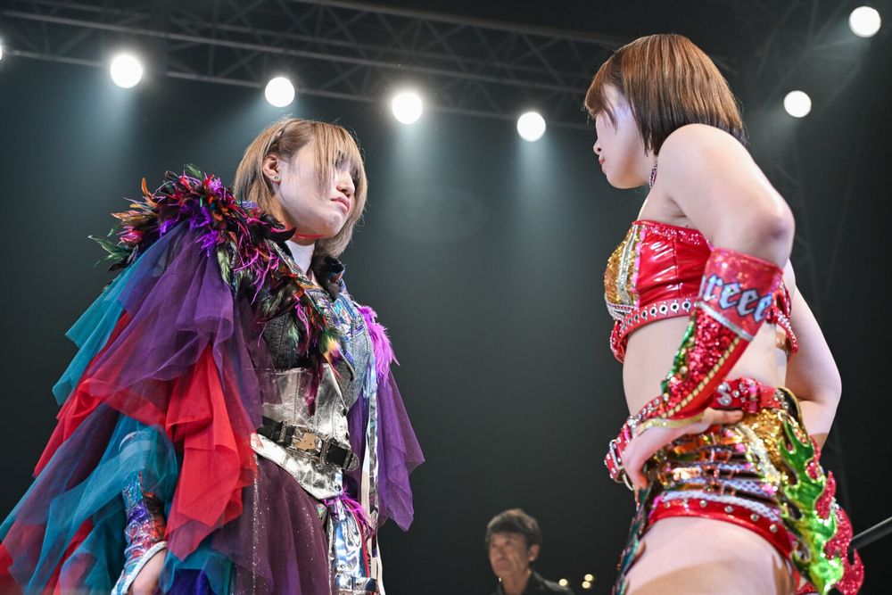 Photo of Sareee and Syuri confronting each other eye-to-eye before their match from last June (STARDOM THE CONVERSION 2025 / 2025.06.21)