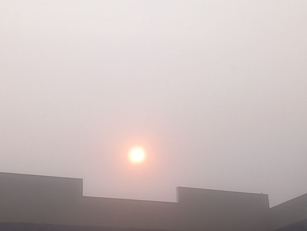 Sol esfumaçado, estranho e capengo. Estamos literalmente fritos!