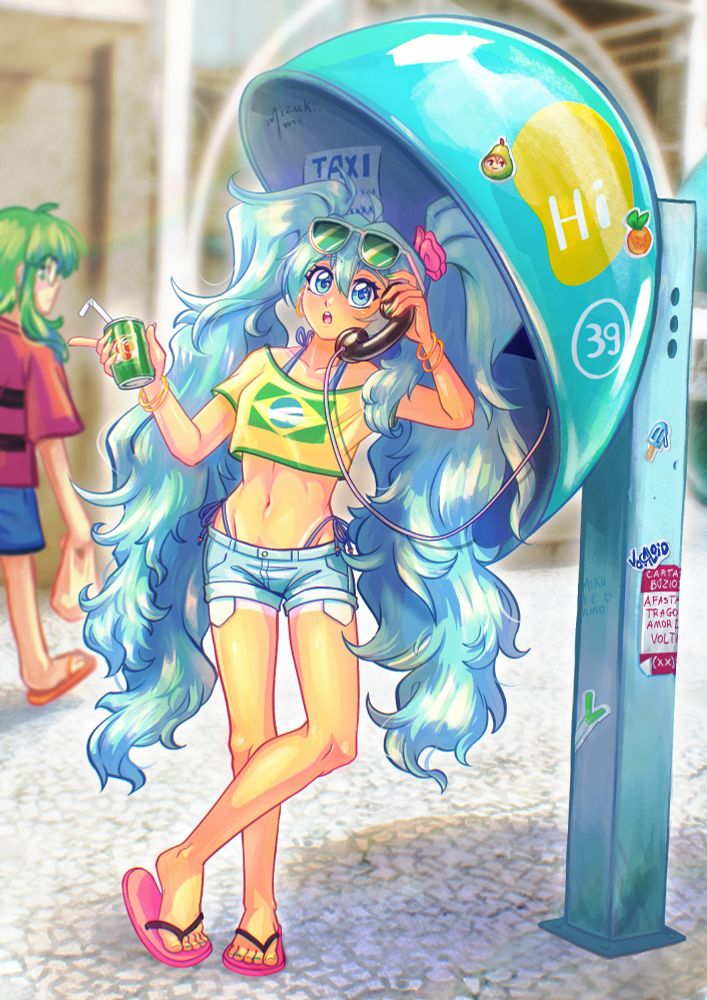 Miku Brasileira conversando em ligação por um orelhão na rua, enquanto segura uma lata de guaraná.