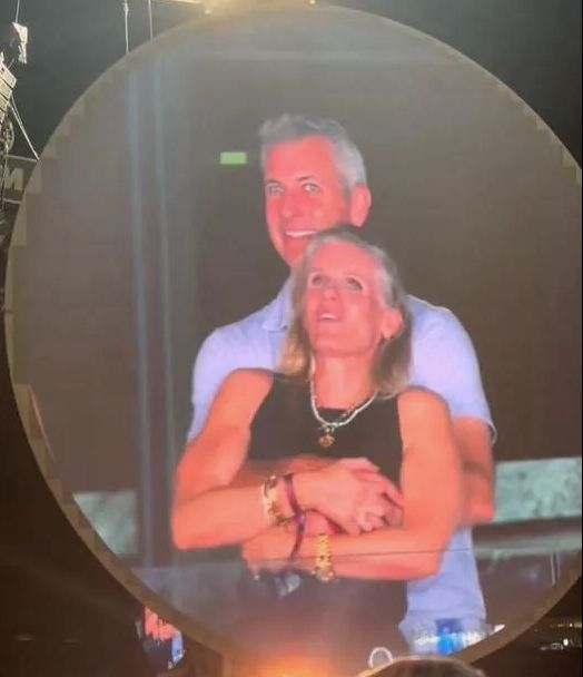 Photo virale du couple d'amants qui se font griller sur une kisscam au concert de Coldplay 