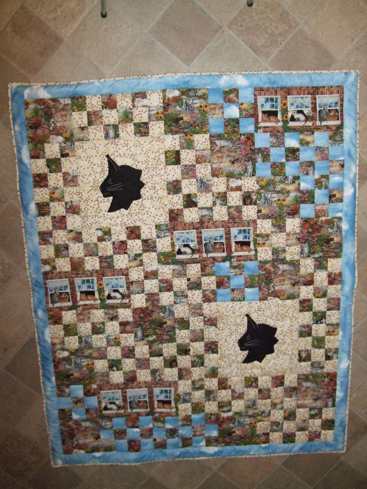 Vægophæng eller knæquilt med kattemotiver og norsk skovkatteprofil.