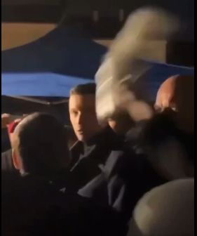 Extrait de la vidéo d'enfarinage de Bardella, la miliseconde avant de se prendre la farine en pleine tête, il voit la charge arrivé et à l'air apeuré