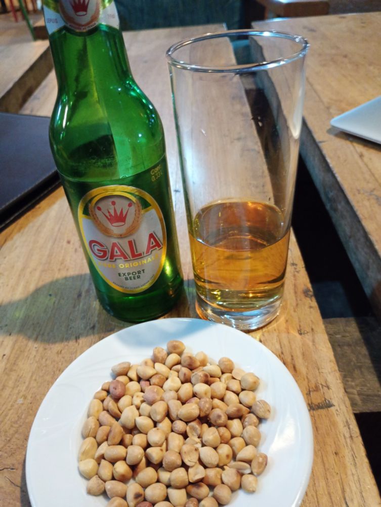 Bierre gala avec arachides. 