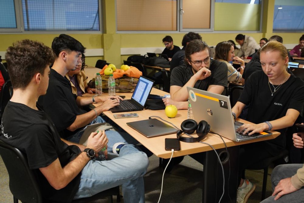 header image - Las universidades forman a contrarreloj expertos en IA para que dejen de quedarse sin cubrir el 50% de los empleos que se ofertan