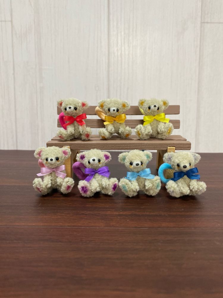 Sサイズのくまさんが並んで座っています