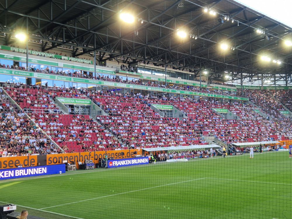 Haupttribüne des FC Augsburg, nur Business Sitze, halb gefüllt