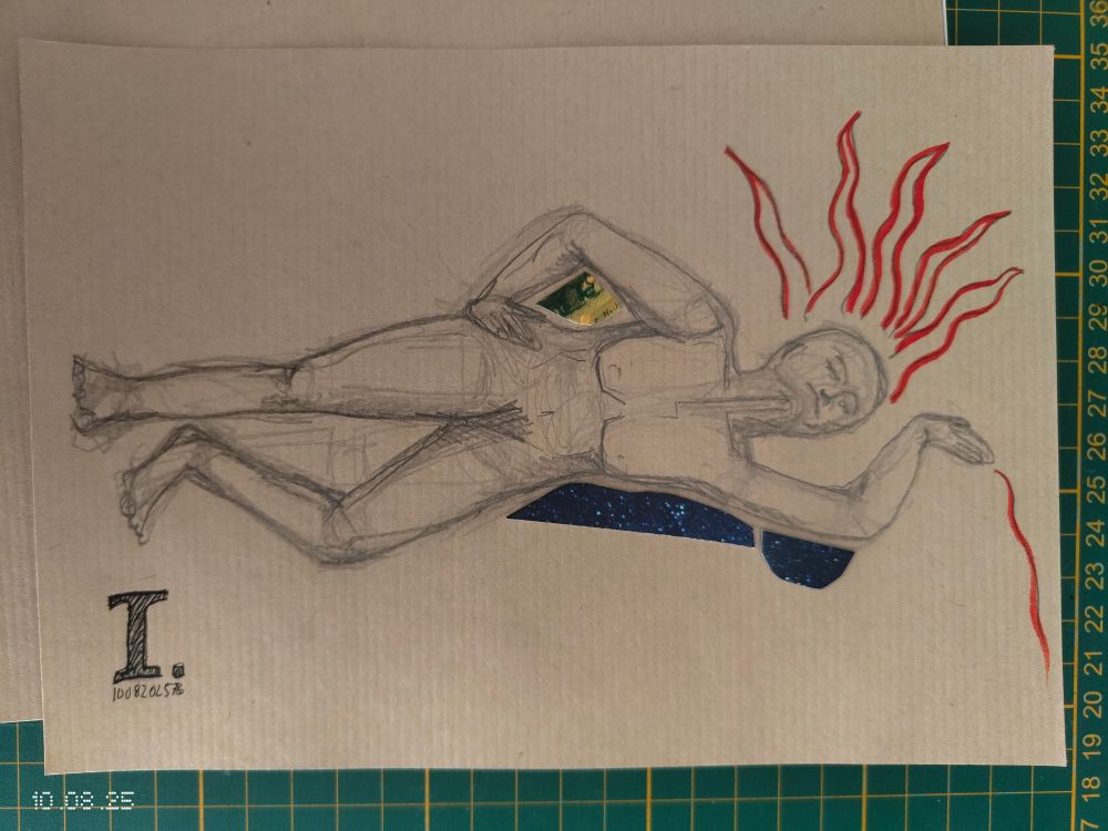 Zeichnung einer Frau. Sie hat den Kopf in den Nacken gelegt. Die linke Hand liegt auf ihrer Hüfte, die rechte ist in einer Tanzbewegung nach oben hinten geworfen. Das rechte Bein ist nach hinten abgewinkelt. Von ihrem Kopf wehen rote, stilisierte Haare weg. Von der erhobenen Hand geht eine rote Wellenlinie an den rechten Bildrand. Im Dreieck von angewinkeltem linken Arm und Taille klebt ein bunte Stück Karton. An ihrer rechten Seite, von Oberschenkel bis Ellbogen des erhobenen Arms, kleben schmale Kartenstückchen. Auf ihnen sind Sterne am Nachthimmel zu sehen.  