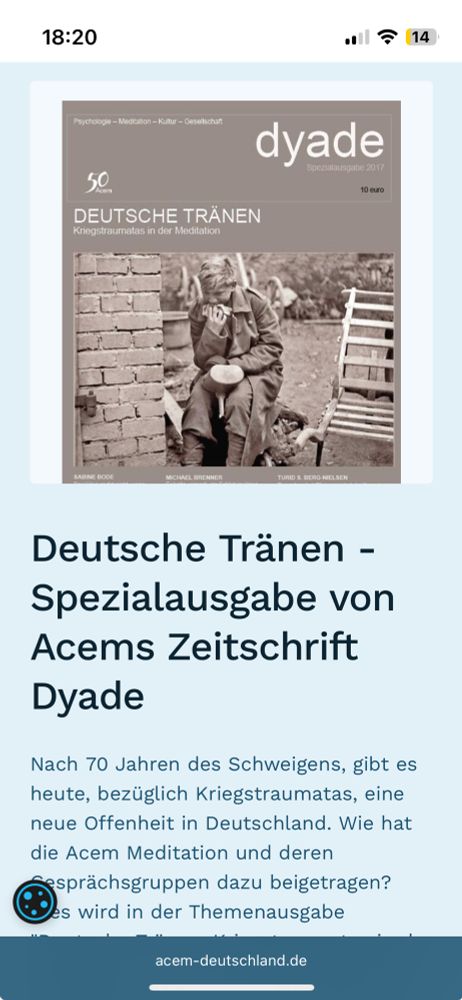 Cover der einzigen deutschsprachigen Nummer der Zeitschrift Dyade der Acem- Meditation. Der Titel lautet: Deutsche Tränen. Kriegstraumata in der Meditation. Darunter in Sepia ein Foto. Ein Jugendlicher beißt in ein Brot. Neben ihm eine Backsteinmauer und ein leerer Schubkarren aus Holzlatten.