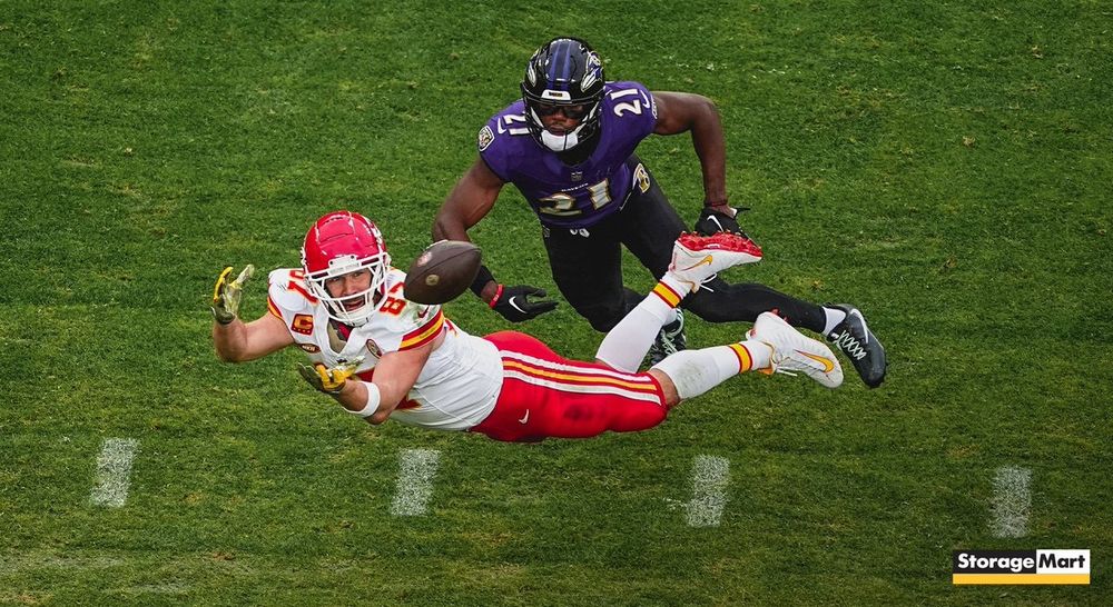 KC chief Travis Kelce diving for the football