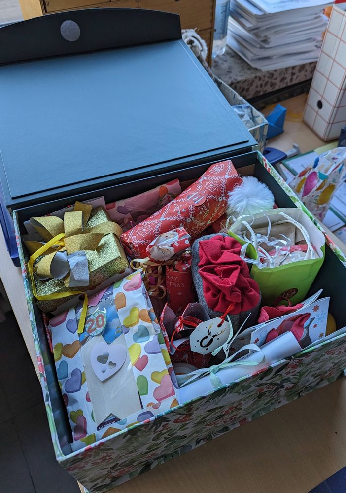 Ein Aventskalender bestehend aus einer Kiste mit kleinen Päckchen