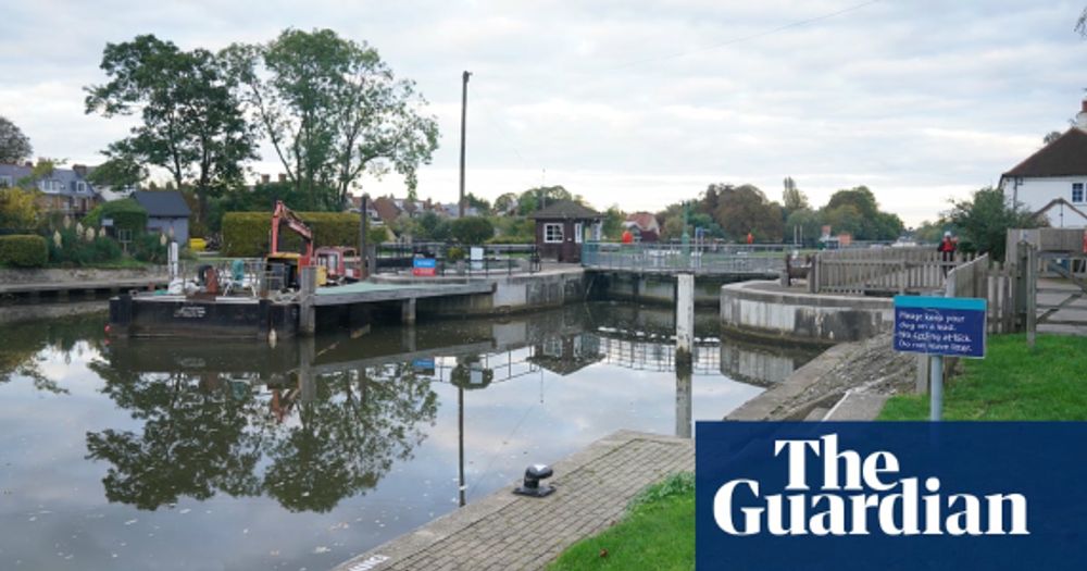 Search continues for man after rowing boat capsized in Thames