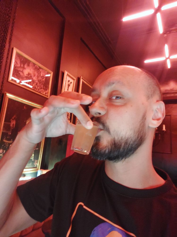 selfie tomando um shot de bebida alcoólica misteriosa com essência de baunilha.