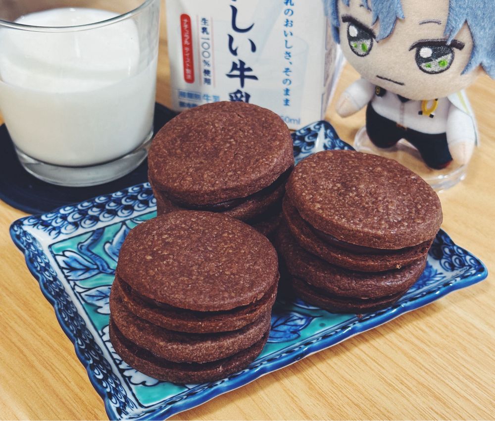 塩チョコキャラメルのサンドクッキーと牛乳とフィガロのぬいぐるみ