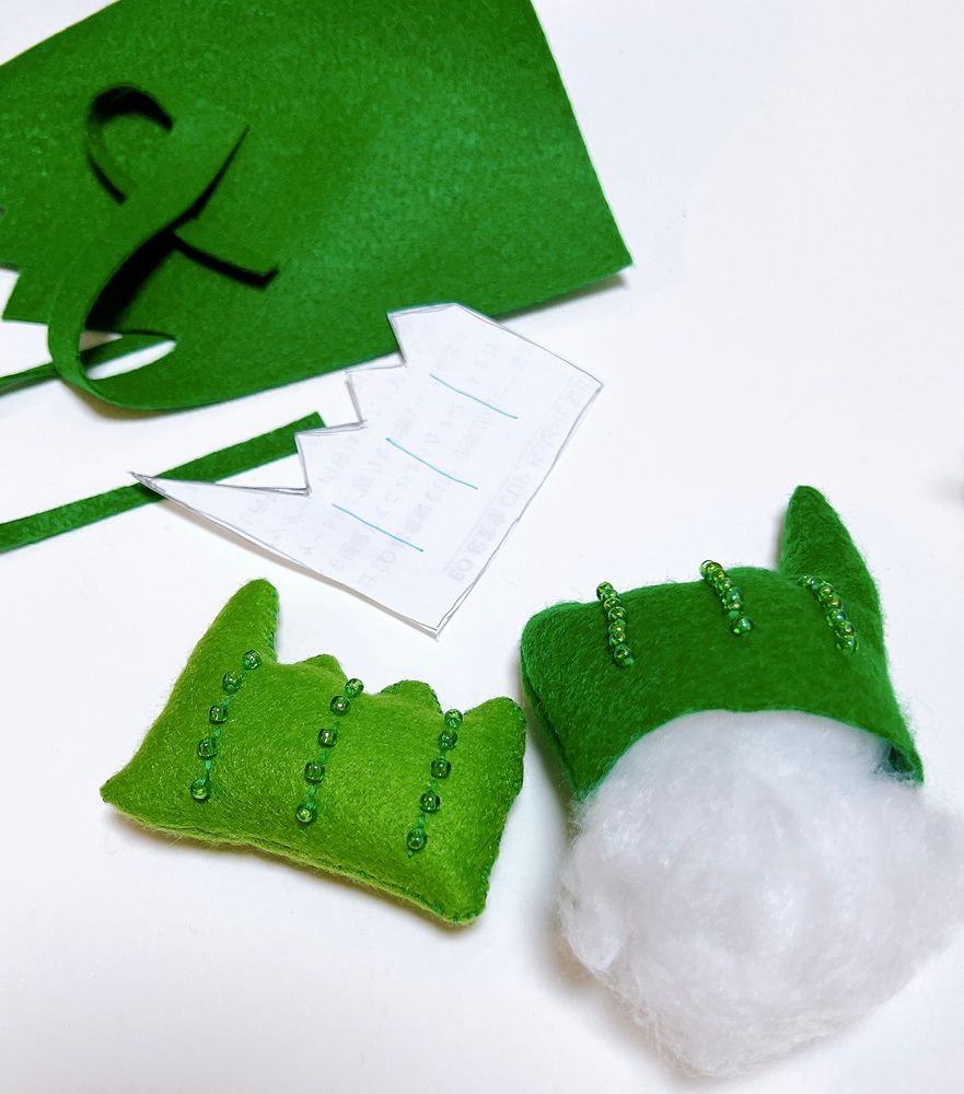 完成した小さなバランのぬいと、綿入れ途中のバランのぬい