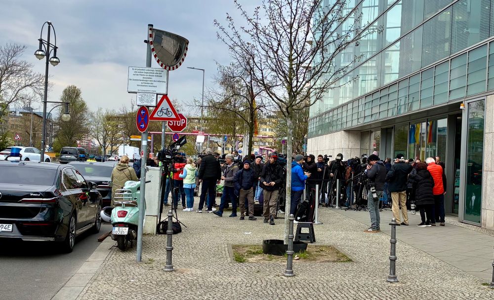 Eine Traube von rund 40 Journalistinnen und Journalisten mit Kameras und Mikrofonen steht vor dem Eingang des Konrad-Adenauer-Hauses in Berlin. 