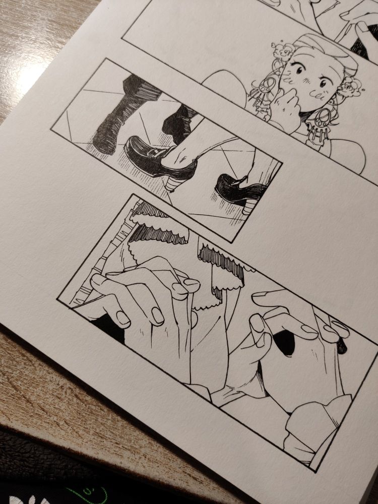 Une photo d'une page de BD, on voit 3 cases, dans la première une femme, la seconde un plan sur des chaussures de deux hommes qui dansent, leurs mains entremêlées dans la dernière case