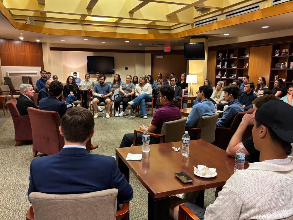 Illinois Law students listen to Senator Dick Durbin