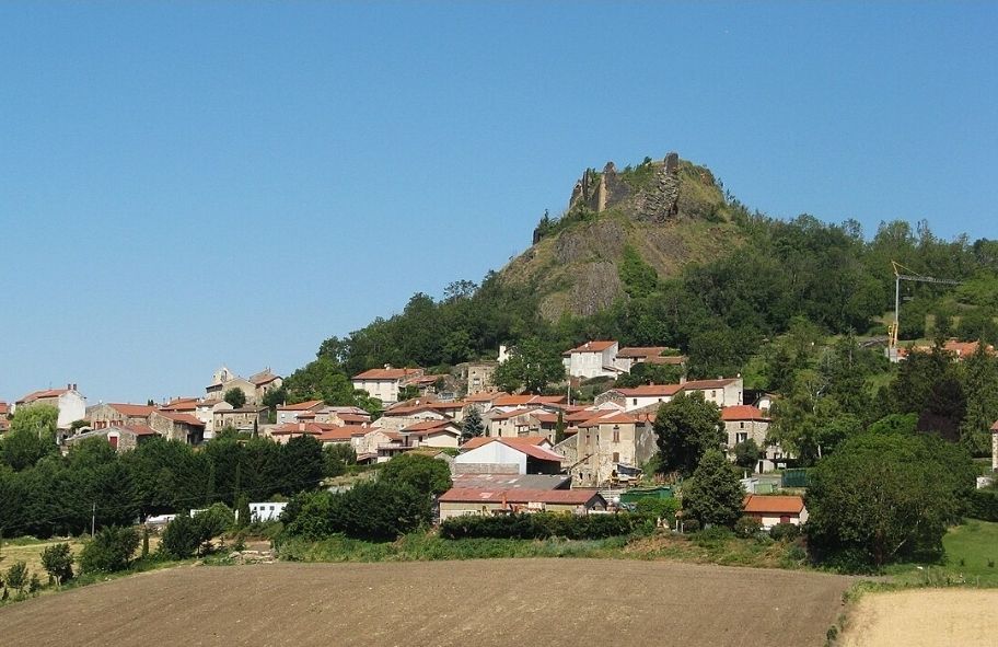 Photo du village de Buron (63) dominant le Val d'Allier et surplombé par son château.

