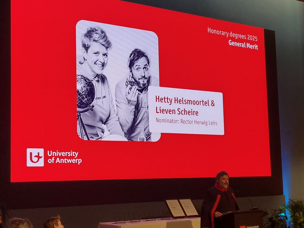 Screen with image of Lieven Scheire en Hetty Helsmoortel.