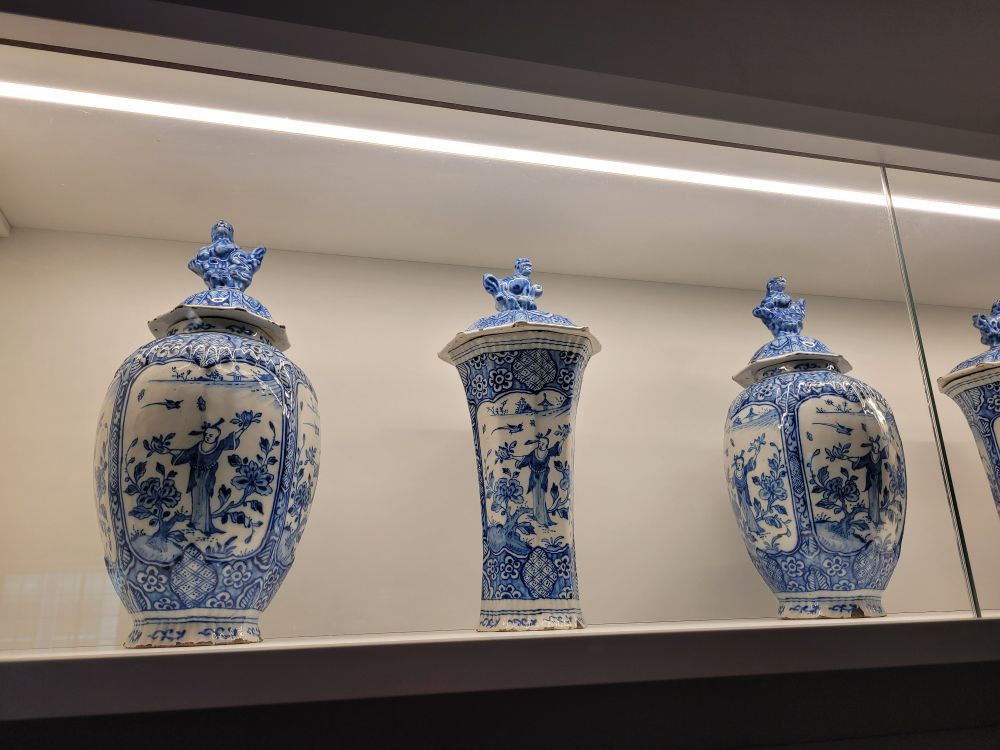 Collectie chinoiserie aarden wit-blauw Delftse potten.