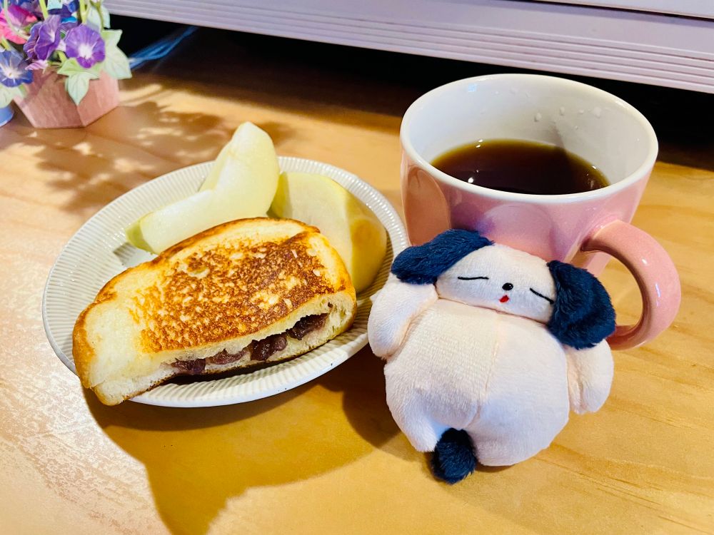 あんマーガリンホットサンド、りんご、コーヒーの朝ごはん。私には半分の量が朝食には最適。