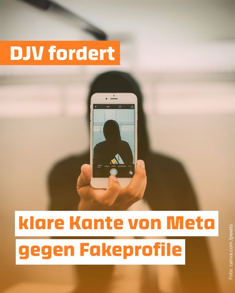 Hintergrund: Person in dunkler Kleidung hält ein Smartphone in die Kamera, auf dessen Bildschirm ein Selfie mit einem verpixelten oder verfremdeten Gesicht zu sehen ist. Die eigentliche Person im Hintergrund ist unscharf dargestellt.
Oben links im Bild steht in einem orangefarbenen Kasten: „DJV fordert“.
Darunter, in zwei weiß-orangenen Textzeilen: „klare Kante von Meta gegen Fakeprofile“.
Rechts unten im Bild: Fotonachweis „Foto: canva.com/pexels“.

