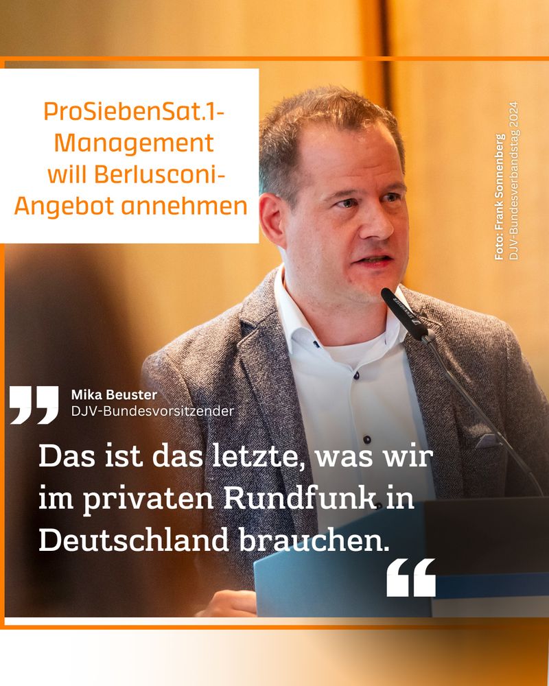 Orangene Schrift vor weißem Hintergrund: ProSiebenSat.1-Management will Berlusconi-Angebot annehmen. Daneben ist der DJV-Bundesvorsitzende Mika Beuster zu sehen. Sein Zitat in weißer Schrift: "Das ist das letzte, was wir im privaten Rundfunk in Deutschland brauchen." Foto: Frank Sonnenberg