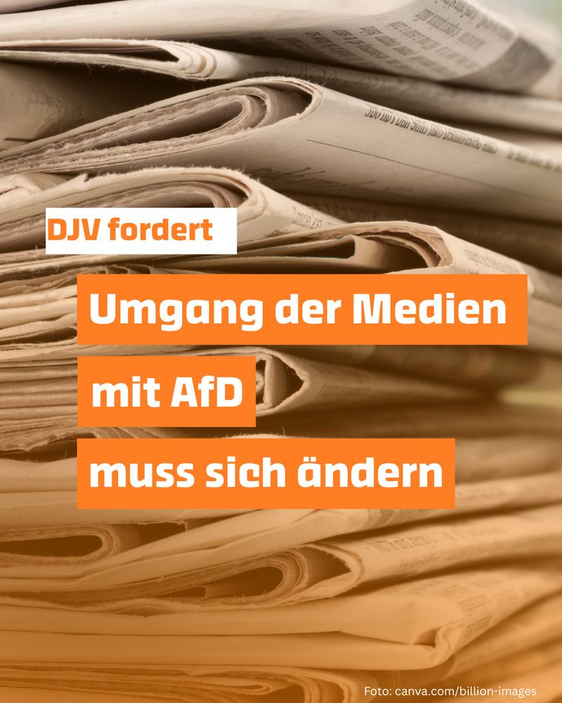 In weißer Schrift auf orangefarbenem Hintergrund steht: „DJV fordert“. Darunter steht in orangefarbener Schrift auf weißem Hintergrund: „Umgang der Medien mit AfD muss sich ändern“. Im Hintergrund ist ein Zeitungsstapel mit orangefarbenen Schatten abgebildet. Fotoquelle: canva.com/billion-images.