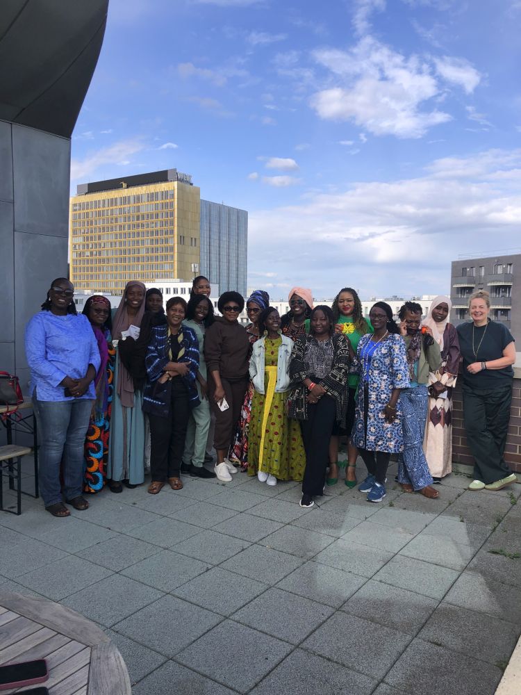 Gruppenbild: Ute Korinth vom DJV-Bundesvorstand hat einen Workshop zum Thema „Stärkung der Medienresilienz von Journalistinnen“ für 18 tolle Kolleginnen aus Afrika gegeben. Foto: DJV
