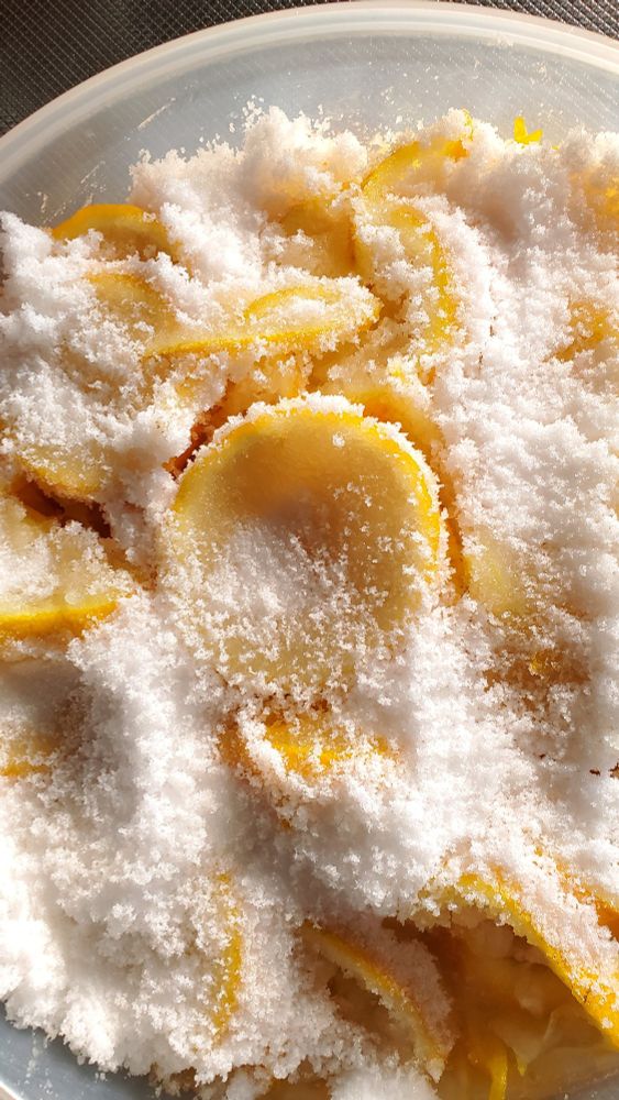 おせち　と言うか　正月の準備する12月末

できだけ肌の綺麗な柚を捥いで　よく洗う
用途別に　輪切り　千切り　型抜きして　砂糖に浸けよう