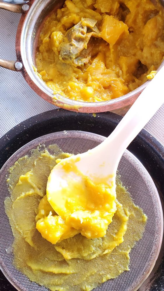 おせち　と言うか　正月の準備する12月末

クチナシの実を入れて煮たさつまいもを裏ごししよう