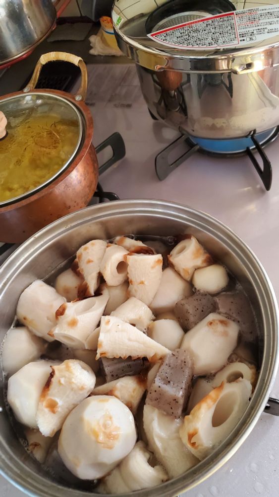 おせち　と言うか　正月の準備する12月末

きんとんの下準備　クチナシの実を入れてさつまいもを煮よう
煮物の下準備　さといも·ちくわ·こんにゃくを煮よう
あんこの下準備　小豆を煮よう
汁物の下準備　大根·人参·牛蒡を煮よう
他諸々あるのに　なんでだろ　家族は手伝ってくれない
大晦日のきんぴらとうどんの準備もね

子供の頃は家族みんなでしてたよ
普段手伝わない　男達もね
４世代２桁の大家族だったから量が凄かった
うどんは祖母が打った
鶏は卵産まなくなったのを祖父が絞めた
豚はドナドナ　ピッグからポークへだね
母は野菜類を洗ったり刻んだり細々と
父は子供たちの面倒みながら一緒にね
子供は出汁の鰹節をせっせと削ったね
松前漬　イカと昆布はハサミで刻んだね
昆布巻き類　色々いっぱい巻いたね
小豆煮て　あんこ練り上げるのか一番大変だったね

今はほとんど省略化&少量だよ
一緒に作る人居ないし　作っても好きなものしか食べてくれんしね　