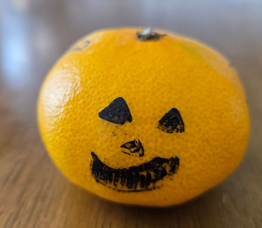 食べ物で遊んではいけません　っていうとハロウィンが終わったばかりで…ナニヲカイワンヤ(笑)