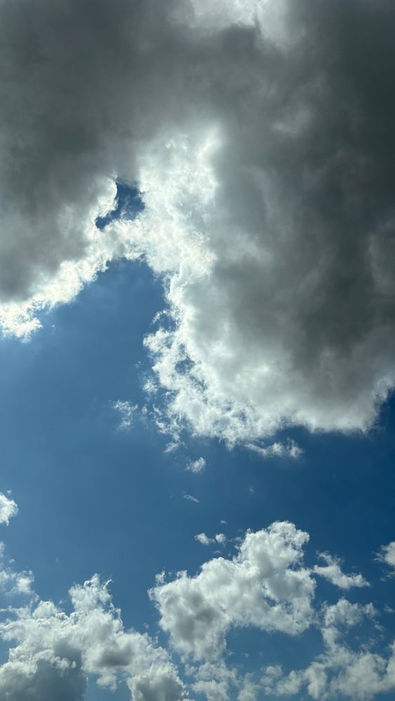 Een foto van de lucht met wolken 