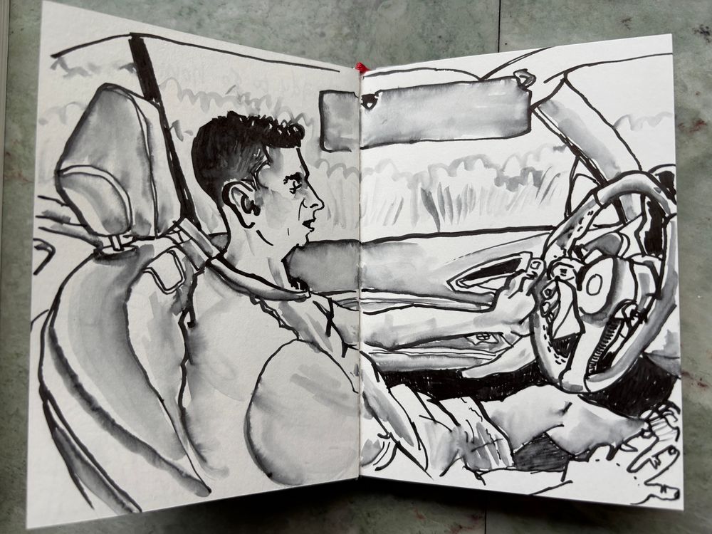 PenTekening van man achter het stuur in de auto, en deel van het interieur.