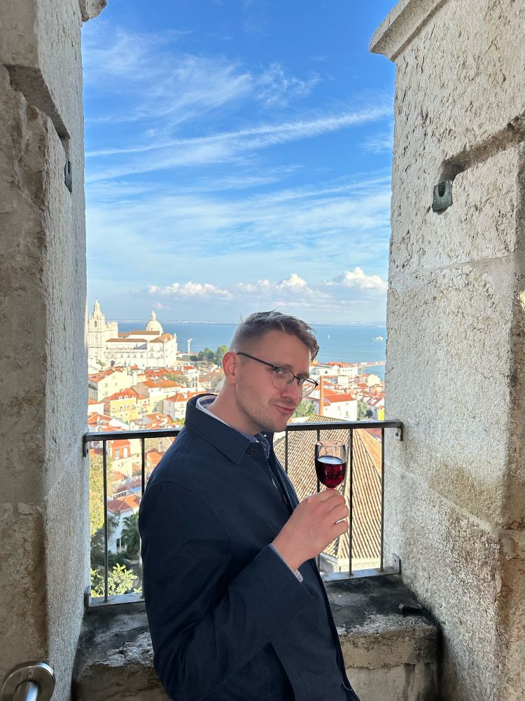 Ég nýt útsýnis yfir Lissabon með púrtvínið hans Benedikts. Ég er kjánalegur á svipinn.