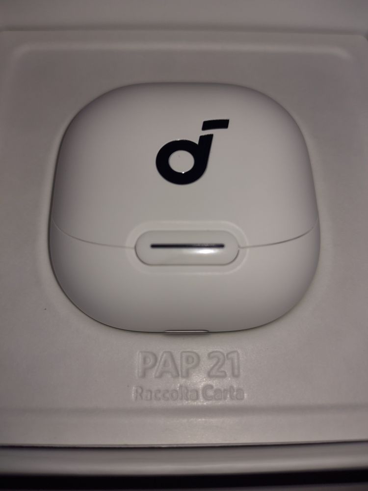 Fone de ouvido da cor branca dentro de uma caixa. 