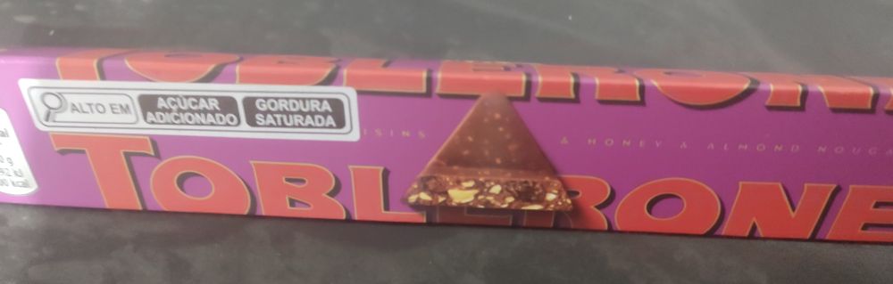 Foto de uma embalagem de chocolate de cor rosa. 