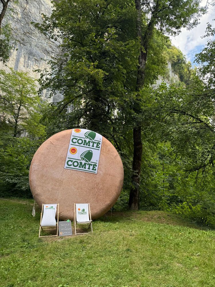 Une meule de comté géante factice en pleine nature.