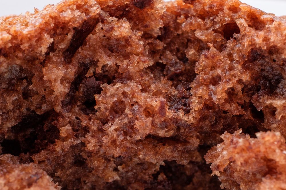 Nahaufnahme eines aufgebrochenen Schokokuchens. 